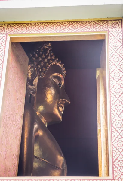 Buddha staty utsikt från fönstret i templet — Stockfoto