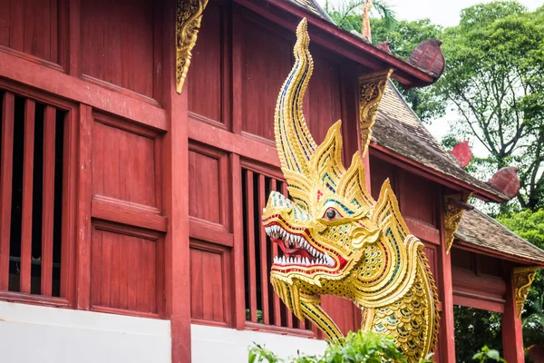 Traditionele Thaise stijl kunst van naga hoofd standbeeld — Stockfoto