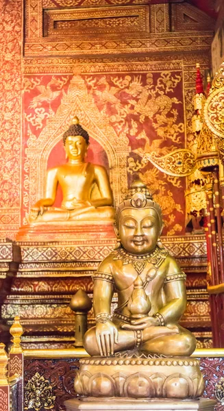 "Phra Sihing Buddha "och Buddha staty i Phra Singha Temple Chi — Stockfoto