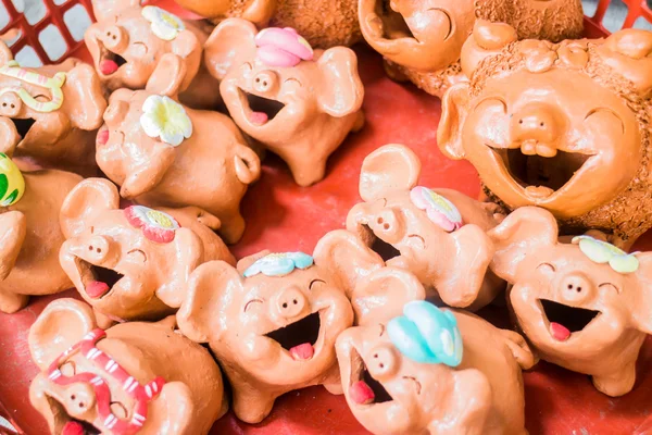 Pişmiş topraktan yapılmış domuz bebek gülümsemek — Stok fotoğraf