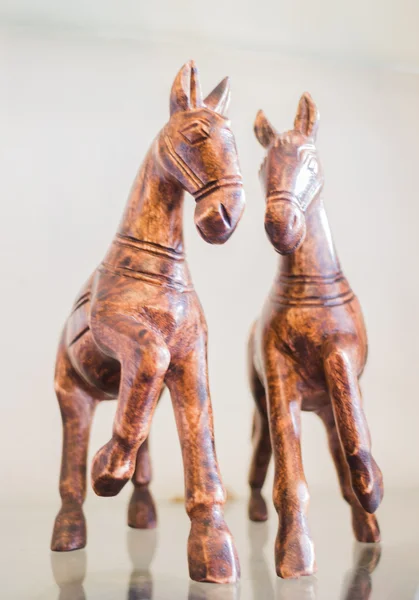 Різьблення по дереву коней-близнюків з відображенням дзеркала — стокове фото