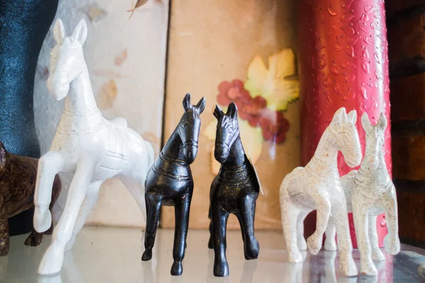 Figura variedade de cavalos de escultura de madeira — Fotografia de Stock