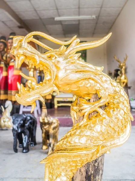 Escultura em madeira de dragão cor dourada — Fotografia de Stock