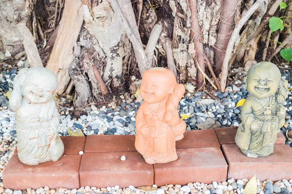 Escultura de barro feliz de pequenos monges — Fotografia de Stock