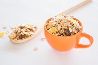 Hububat beyaz masa üzerinde karışımı