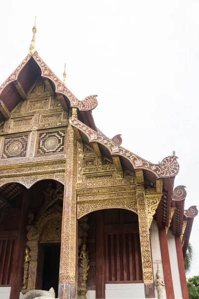 Alter Lanna-Stil eines hölzernen Tempels in Chiang Mai, Thailand — Stockfoto