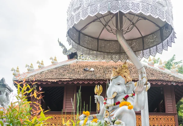 Hindoe-god ganesh zilver standbeeld in de tempel chiang mai, thailan — Stockfoto