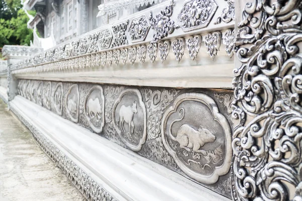 Incisione cornice lacca argento dello zodiaco thai lanna nel tempio Ch — Foto Stock