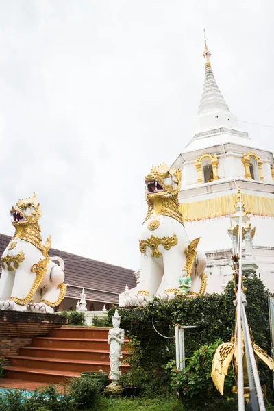 Biała pagoda w świątyni — Zdjęcie stockowe