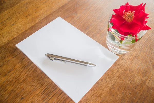 Αγάπη επιστολή χαρτί στο ξύλινο τραπέζι — Φωτογραφία Αρχείου