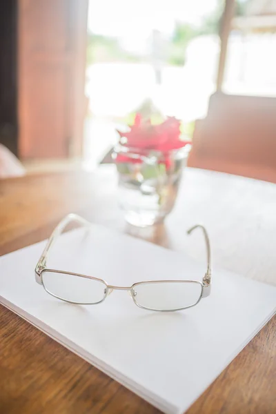 Lugar de gafas en mesa de madera — Foto de Stock