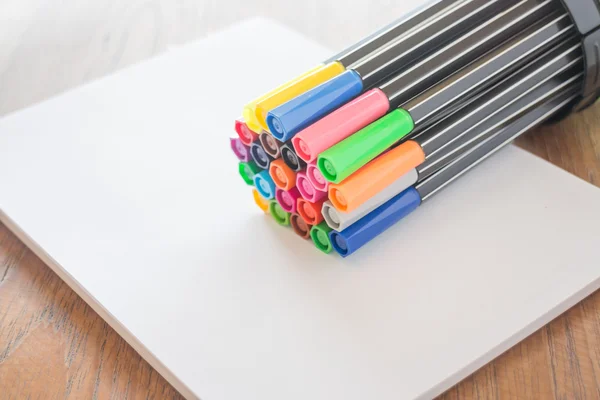Färgglada magiska pennor på ark papper — Stockfoto