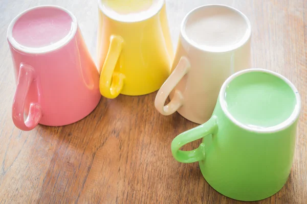 Conjunto de tazas de cerámica de colores —  Fotos de Stock