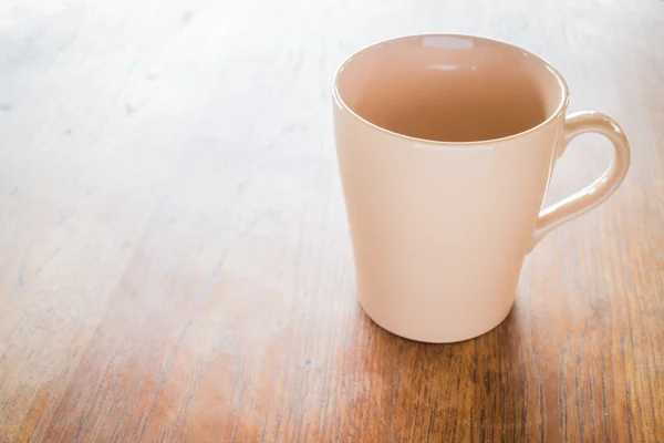 A fából készült asztal barna kerámia csésze — Stock Fotó