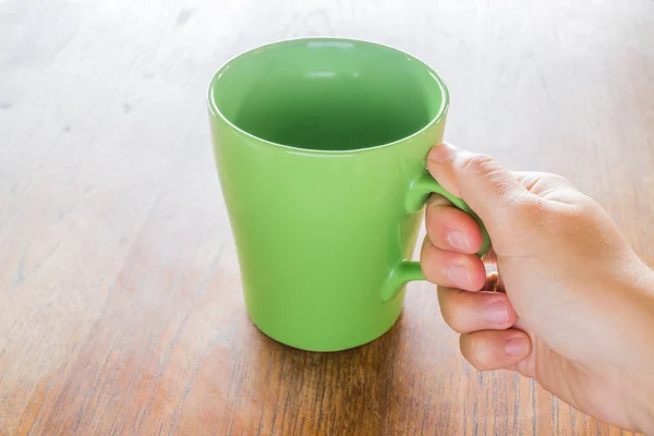 Hånd hold kaffe keramik kop - Stock-foto