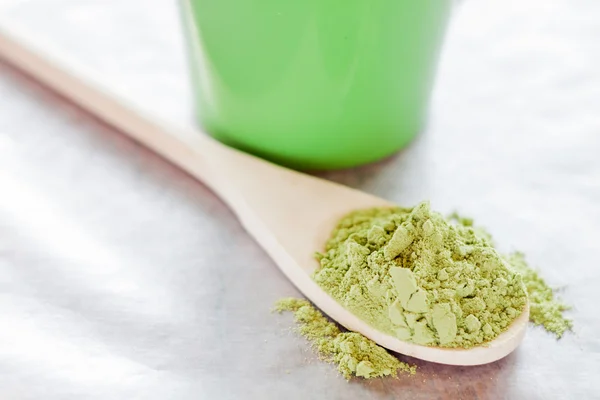 Té verde en polvo con cuchara de madera — Foto de Stock