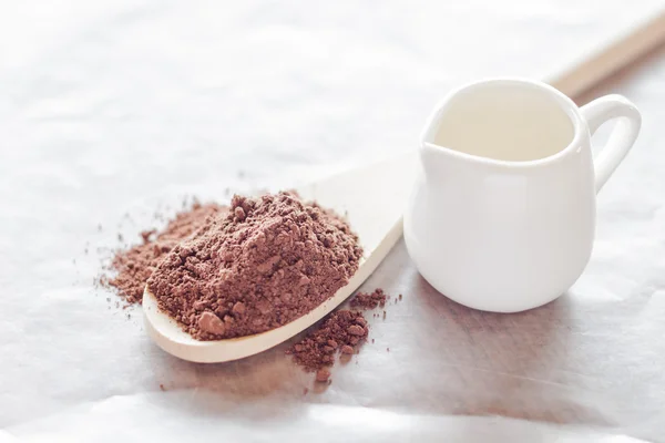 Ingrediente in polvere di cacao e latte fresco — Foto Stock