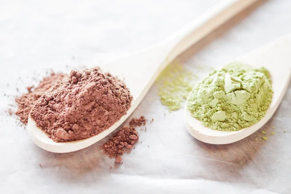 Sked av kakao och grönt te pulver — Stockfoto