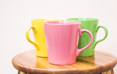 ahşap masa üstünde güzel seramik kupalar