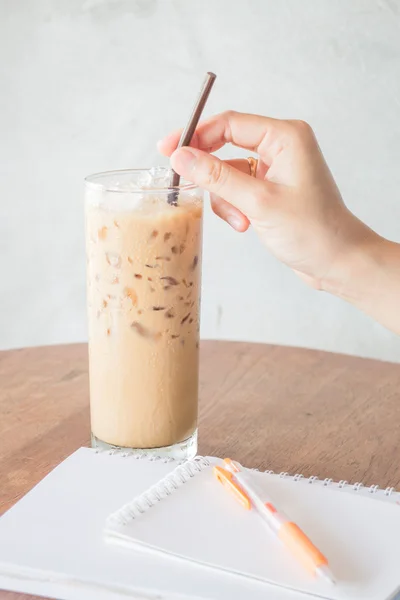 Hand houden stro van ijs koffie — Stockfoto