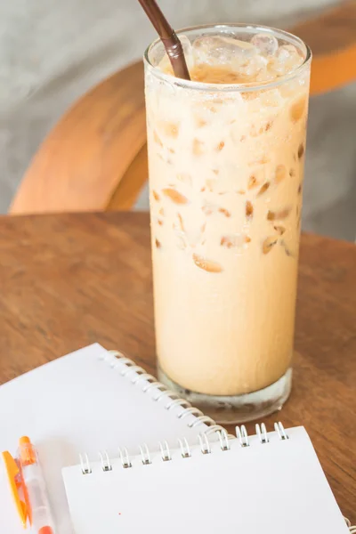 Ледяной кофе латте на деревянном столе — стоковое фото