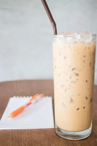 Verre de café au lait froid sur table en bois — Photo