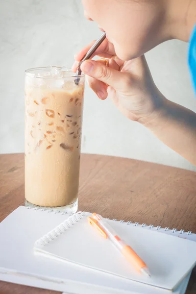 Frau trinkt Eismilch-Kaffee — Stockfoto