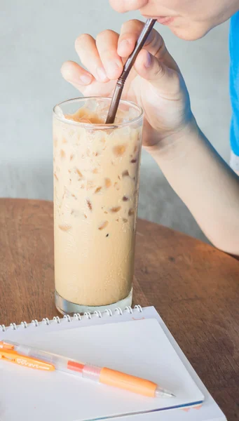 Frau trinkt kühlen Kaffee — Stockfoto