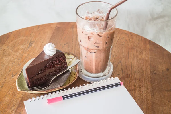 Facile pasto di torta al cioccolato e bevande — Foto Stock