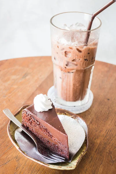 Leckerer Schokoladenkuchen und eisgekühltes Getränk — Stockfoto