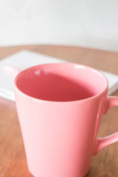 Schöne rosa Keramikbecher mit Heißgetränk — Stockfoto