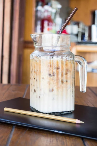 Kaffeepause am Künstler-Arbeitstisch — Stockfoto