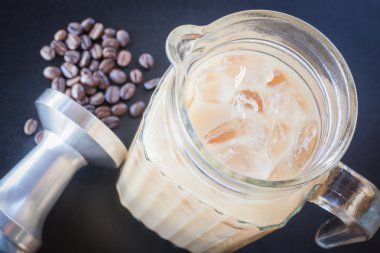 buzlu kahve kahve barista çalışma tablosu üzerinde  