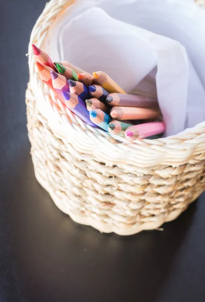 Groupe de crayons de différentes couleurs dans une boîte artisanale — Photo