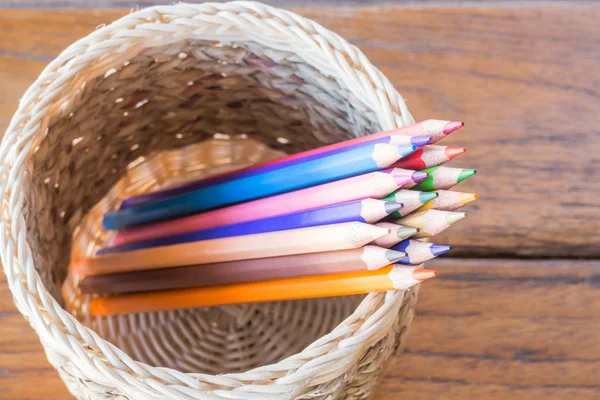 Groupe de crayons multicolores dans une boîte artisanale — Photo