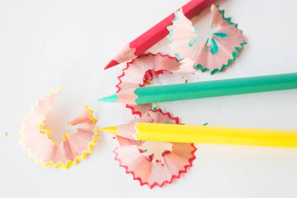 Multi barevné tužky hobliny na skicář — Stock fotografie