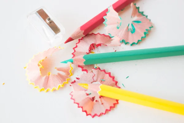 Multi lápis de cor e afiar no caderno de esboços — Fotografia de Stock