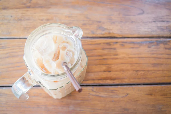 Café de leite frio em jarro de vidro — Fotografia de Stock