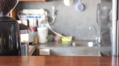 Barista porsiyon taze demlemek buzlu kahve, stok video