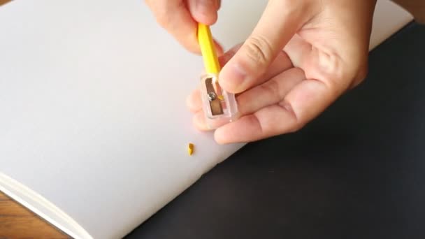 Snadné ostření rozbité žlutou tužku, skladem video — Stock video