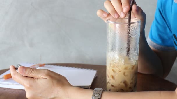 Teléfono inteligente que sirve Internet en la cafetería, Vídeo en stock — Vídeos de Stock