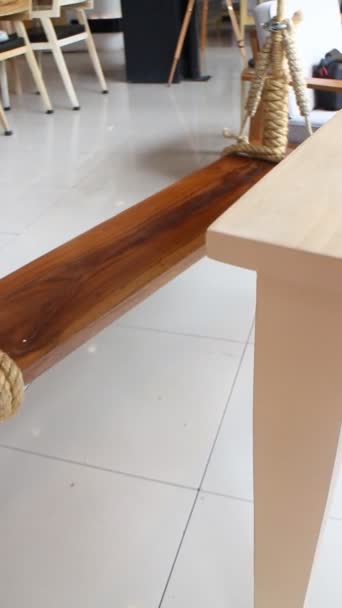 Siedzenie starodawny huśtawka drewniana kołysząc, czas wideo — Wideo stockowe