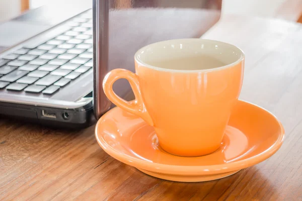 Horký šálek čaje na pracovním stole — Stock fotografie