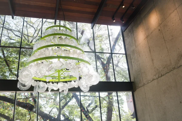 Maken van glas kroonluchter opknoping van het plafond — Stockfoto