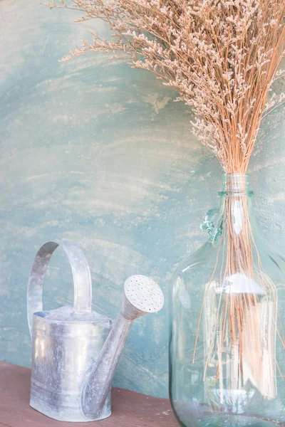 Glasvase aus getrockneten Blumen und Gießen — Stockfoto