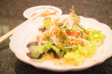 Baharatlı ve ekşi somon salata sebze ve ot 