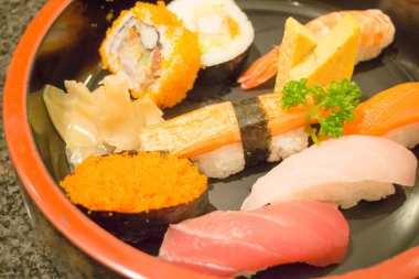 Japon yemek suşi bir kutusunda ayarlayın