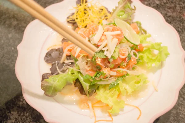 Salada de salmão picante e azeda com legumes e ervas — Fotografia de Stock