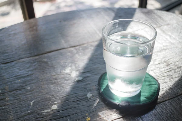 Vaso de agua fría en mesa de madera — Foto de Stock