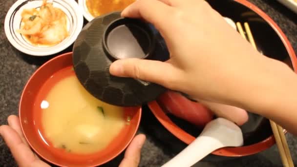 Köstliche heiße Misosuppe mit Löffel gerührt, Aktienvideo — Stockvideo